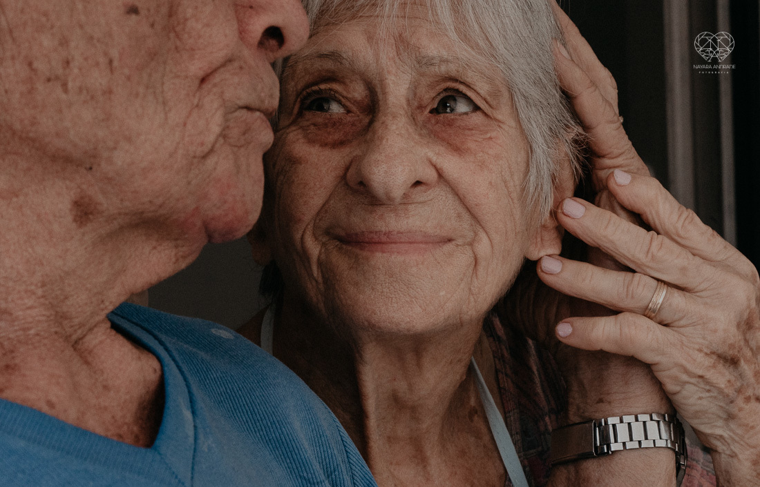 Ensaio de familia contando a historia de um casal com de 67 anos de casados. Senhor e senhora ja de cabelos brancos e rugas de felicidade e fotos com os netos e filha
