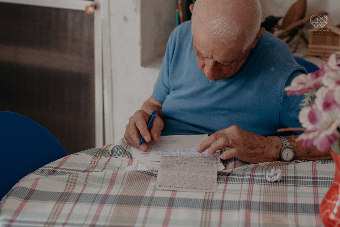 Ensaio de familia contando a historia de um casal com de 67 anos de casados. Senhor e senhora ja de cabelos brancos e rugas de felicidade e fotos com os netos e filha