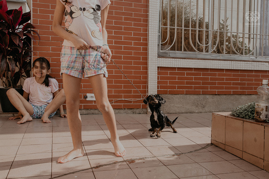 irmãs meninas irmãos brincando no parque