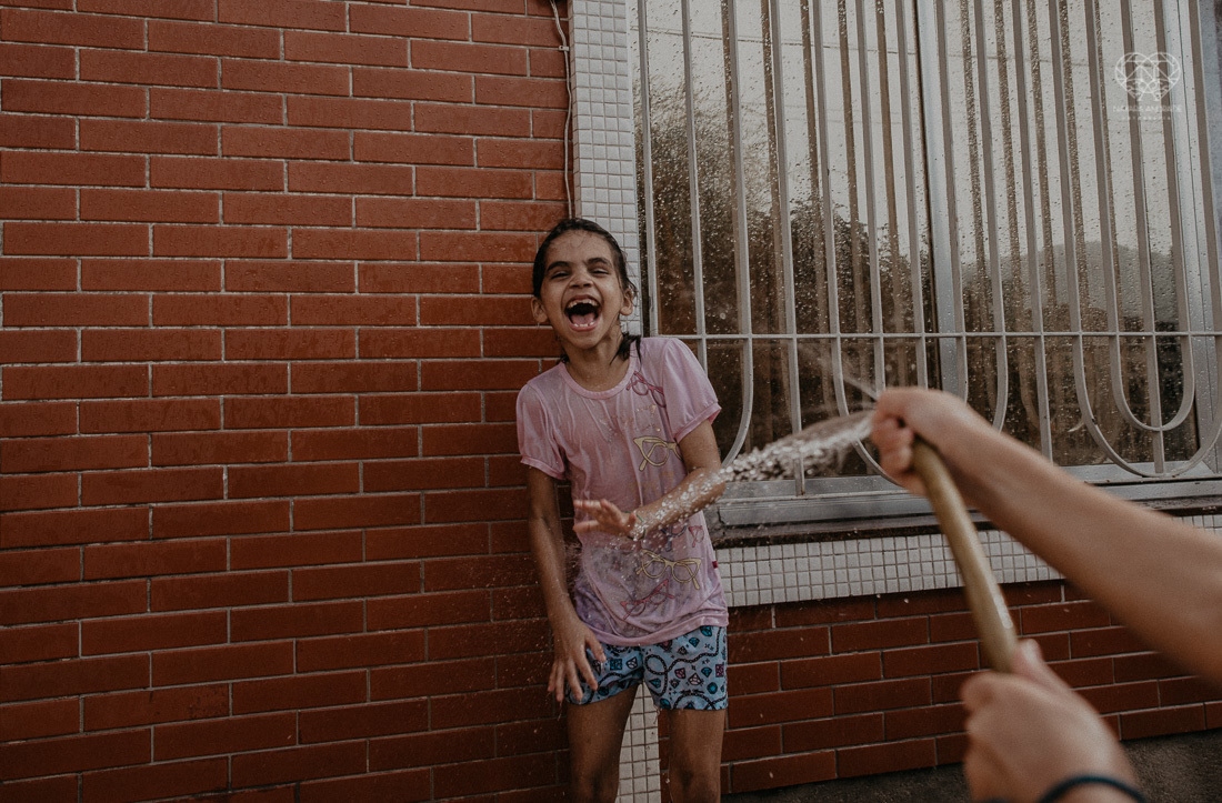 meninas irmãs brinando com a mangueira tomando banho de mangueira e dando banho no cachorro