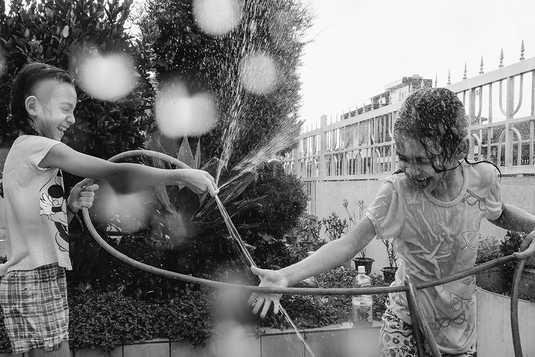 meninas irmãs brinando com a mangueira tomando banho de mangueira e dando banho no cachorro