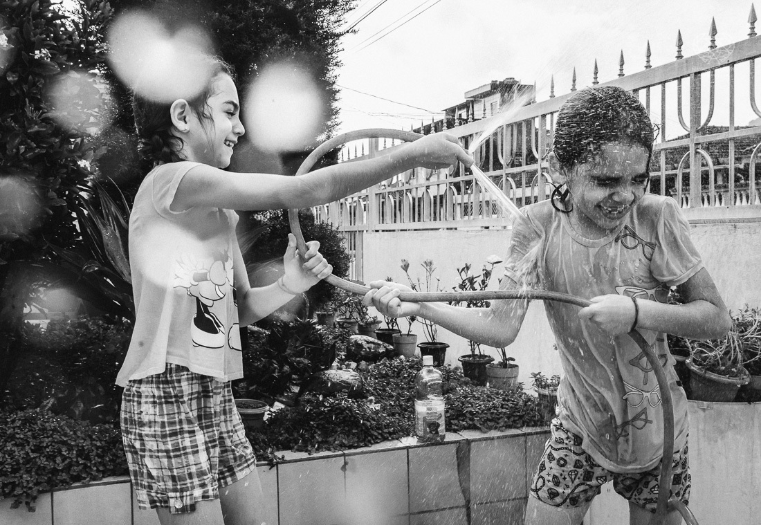 meninas irmãs brinando com a mangueira tomando banho de mangueira e dando banho no cachorro
