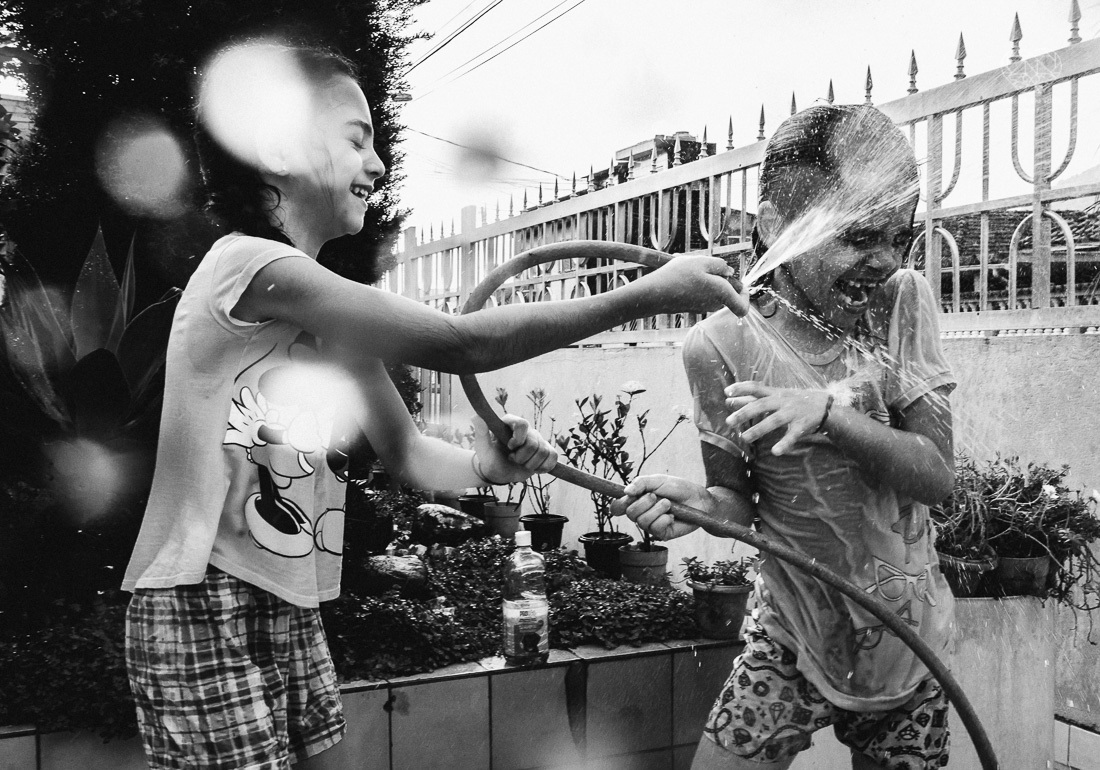meninas irmãs brinando com a mangueira tomando banho de mangueira e dando banho no cachorro