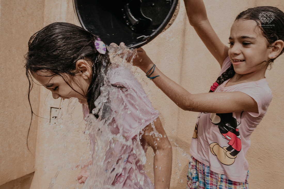 meninas irmãs brinando com a mangueira tomando banho de mangueira e dando banho no cachorro