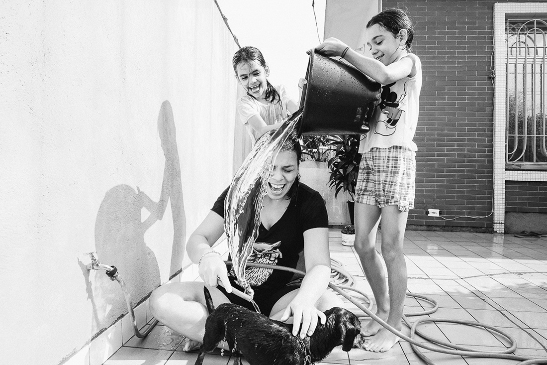 meninas irmãs brinando com a mangueira tomando banho de mangueira e dando banho no cachorro