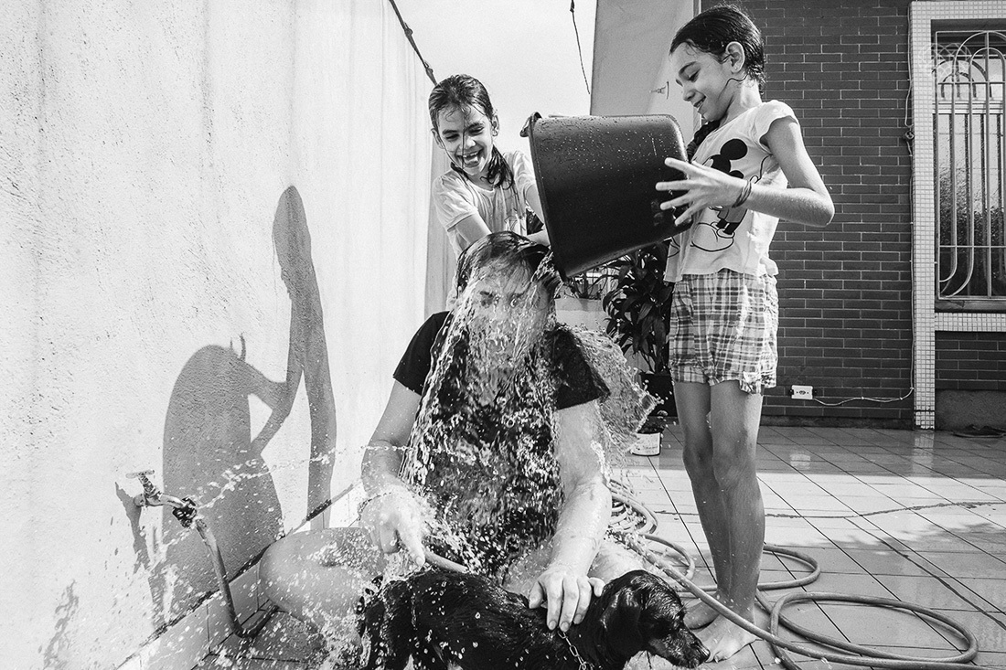 meninas irmãs brinando com a mangueira tomando banho de mangueira e dando banho no cachorro