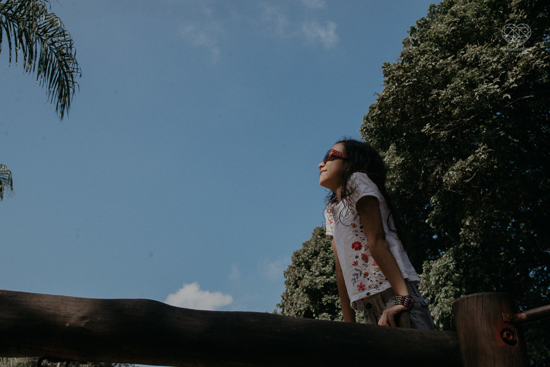 irmãs meninas irmãos brincando no parque