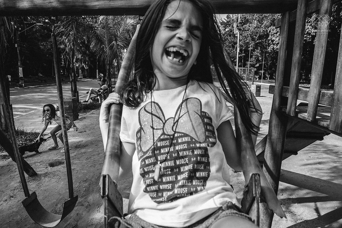irmãs meninas irmãos brincando no parque
