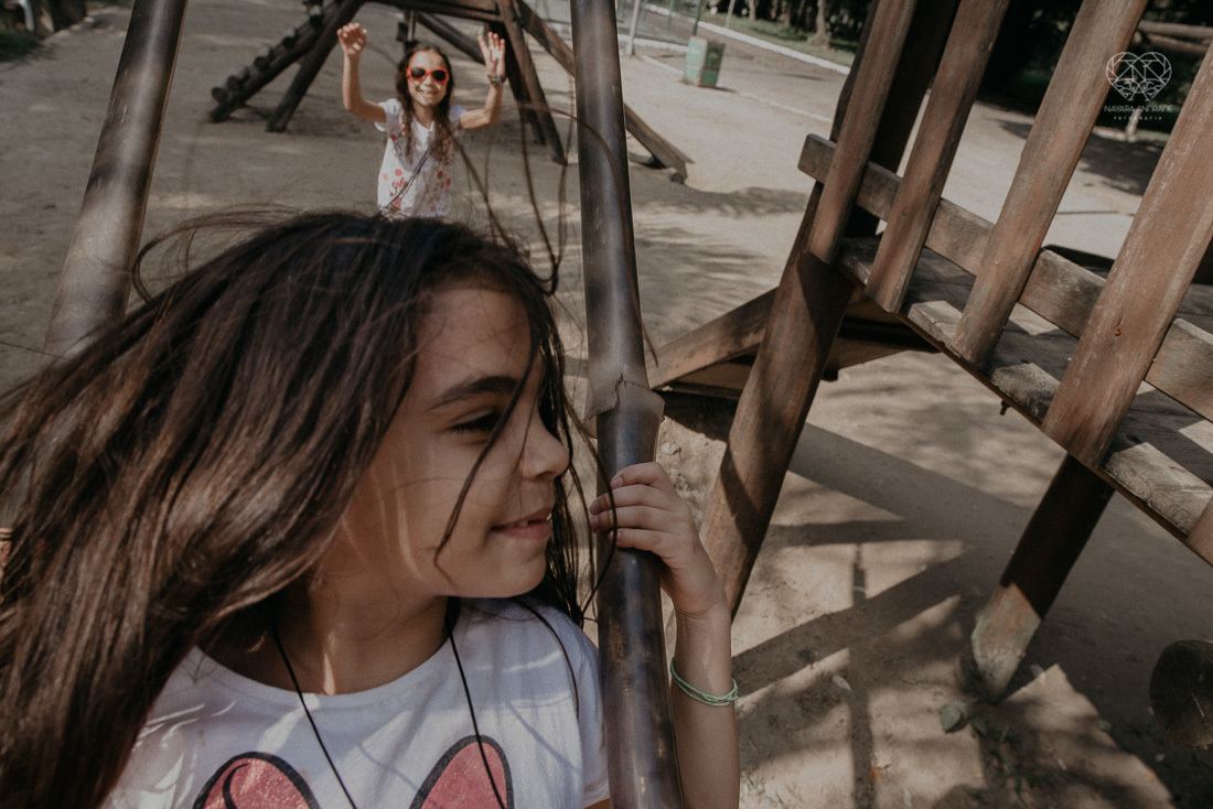 irmãs meninas irmãos brincando no parque