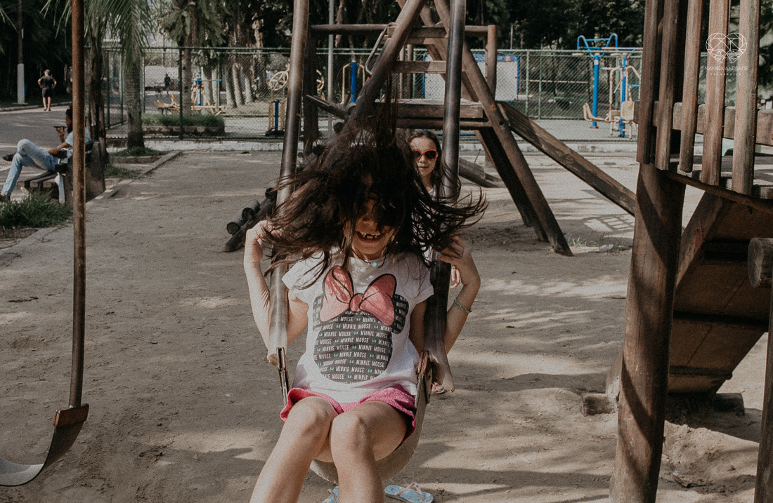 irmãs meninas irmãos brincando no parque