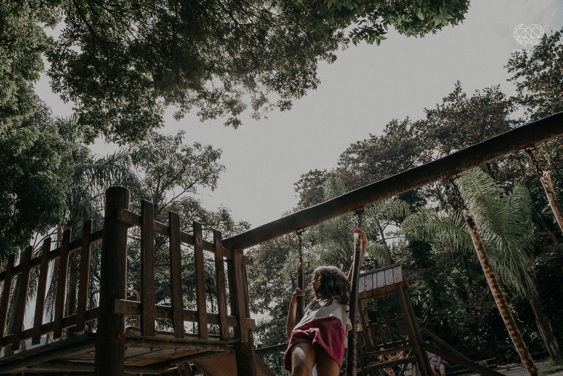 irmãs meninas irmãos brincando no parque