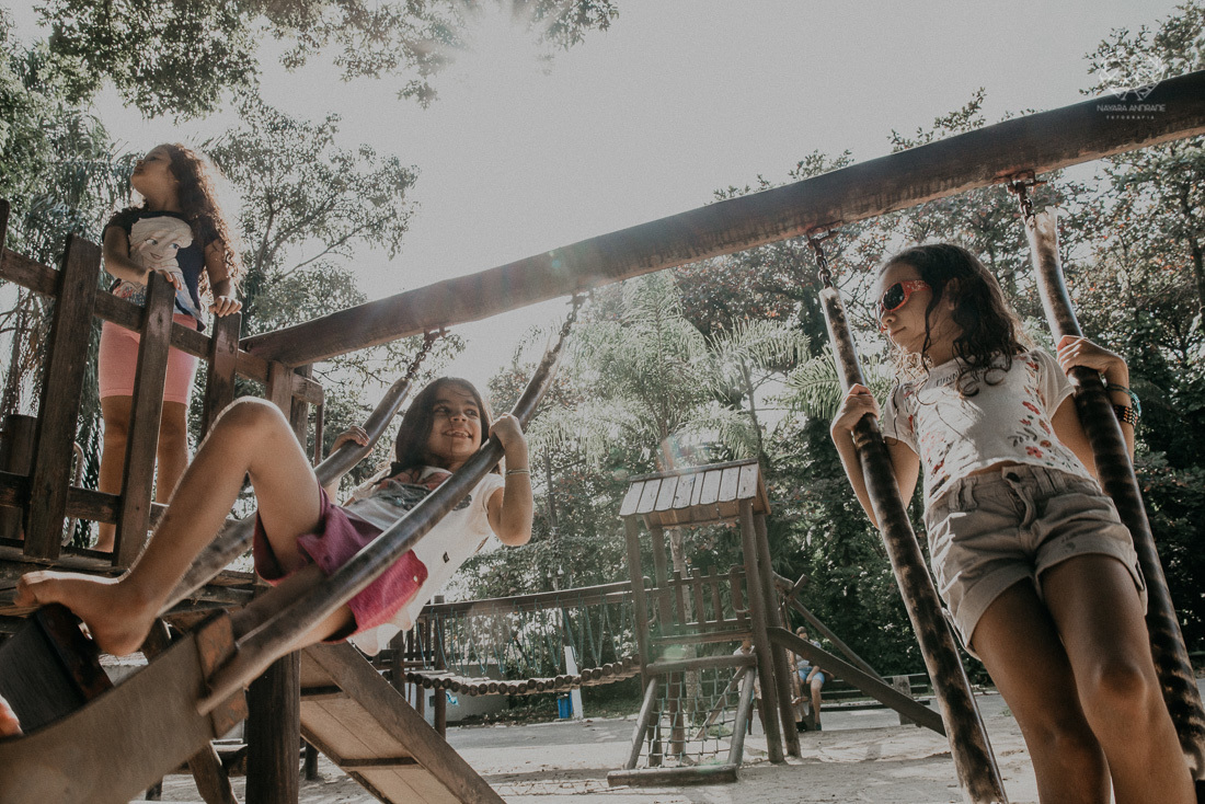 meninas irmãs brinando com a mangueira tomando banho de mangueira e dando banho no cachorro