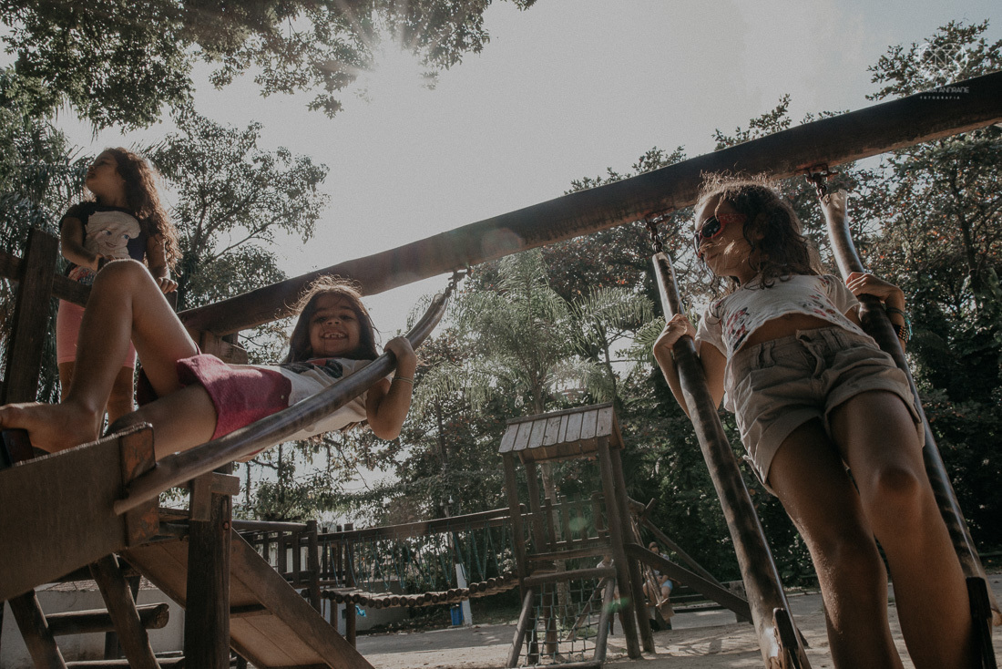 meninas irmãs brinando com a mangueira tomando banho de mangueira e dando banho no cachorro