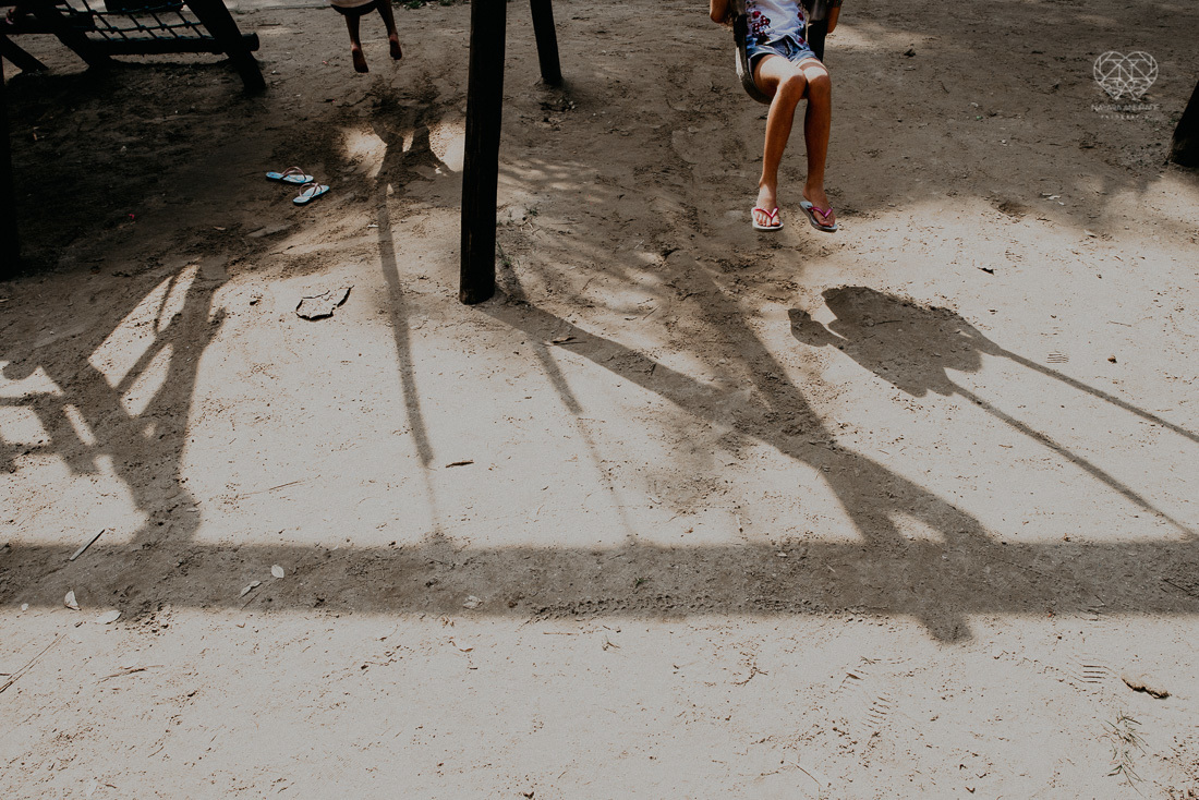 irmãs meninas irmãos brincando no parque