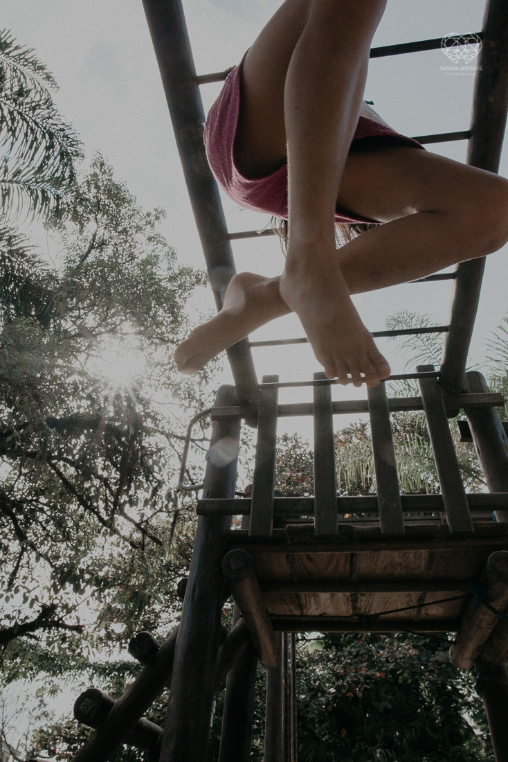 irmãs meninas irmãos brincando no parque