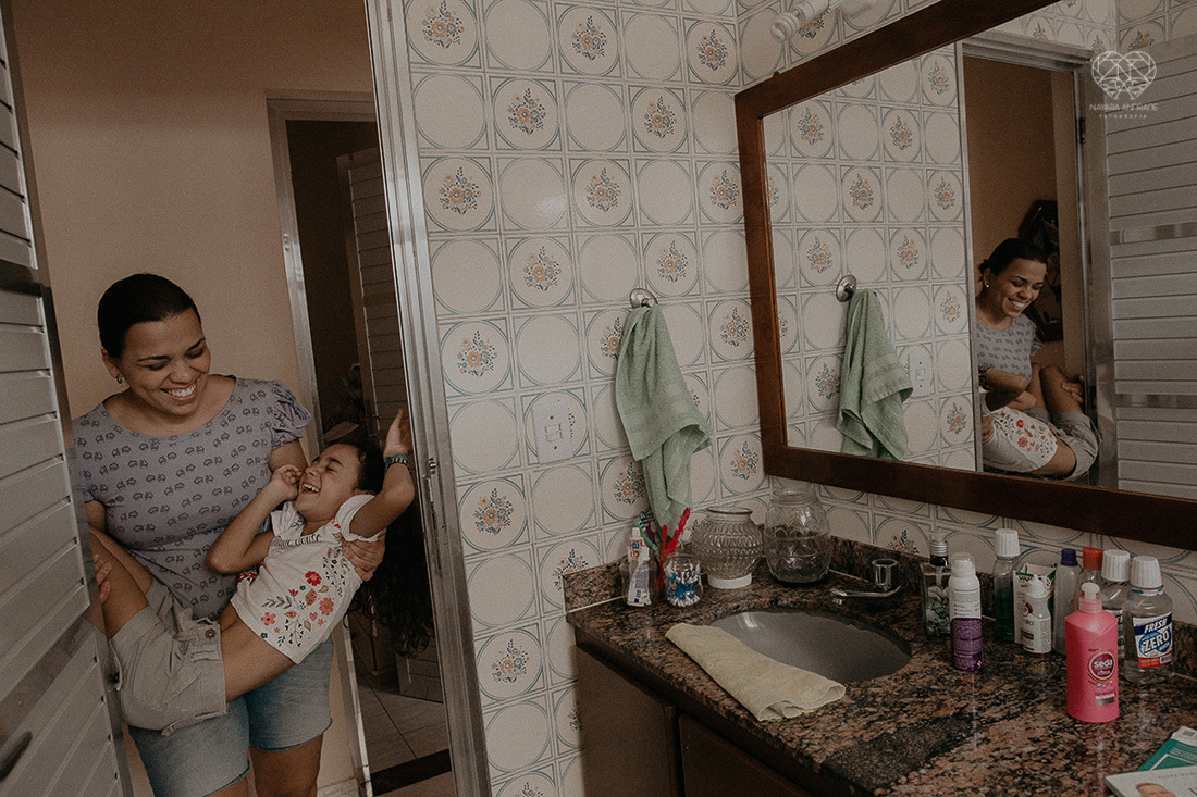 irmãs meninas irmãos brincando no parque