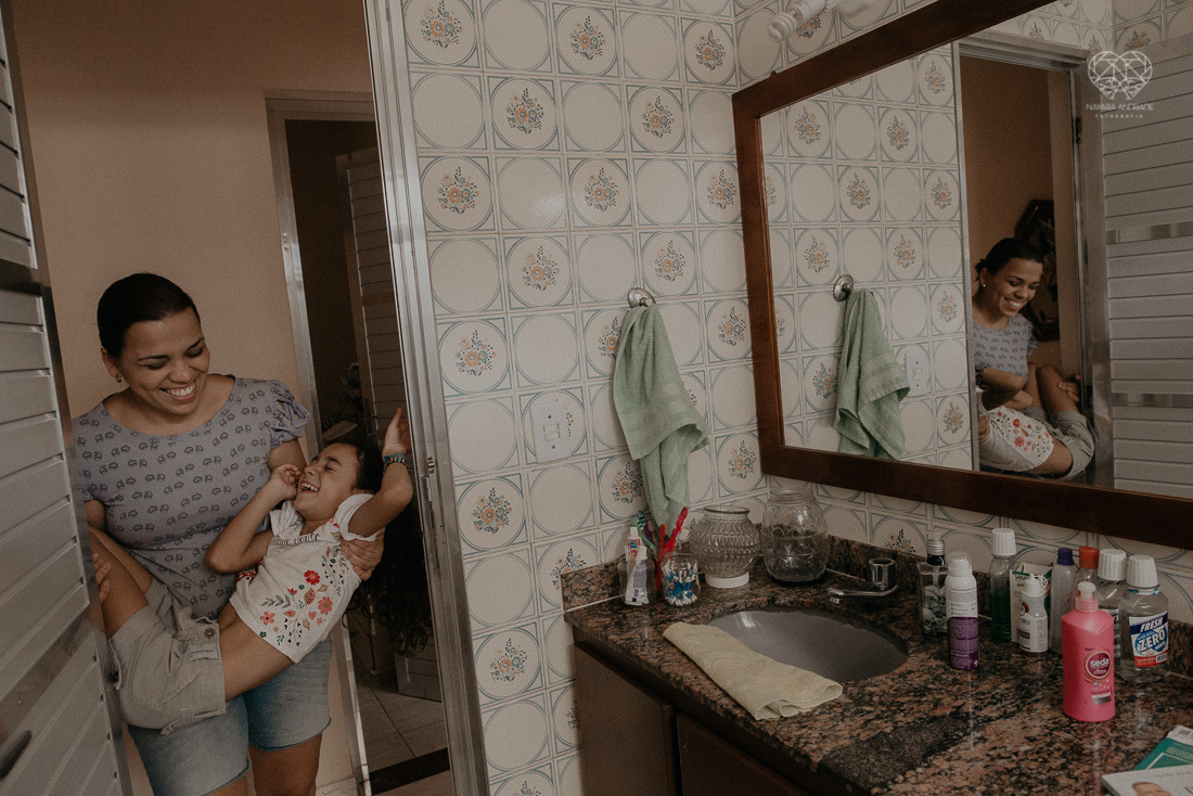 irmãs meninas irmãos brincando no parque