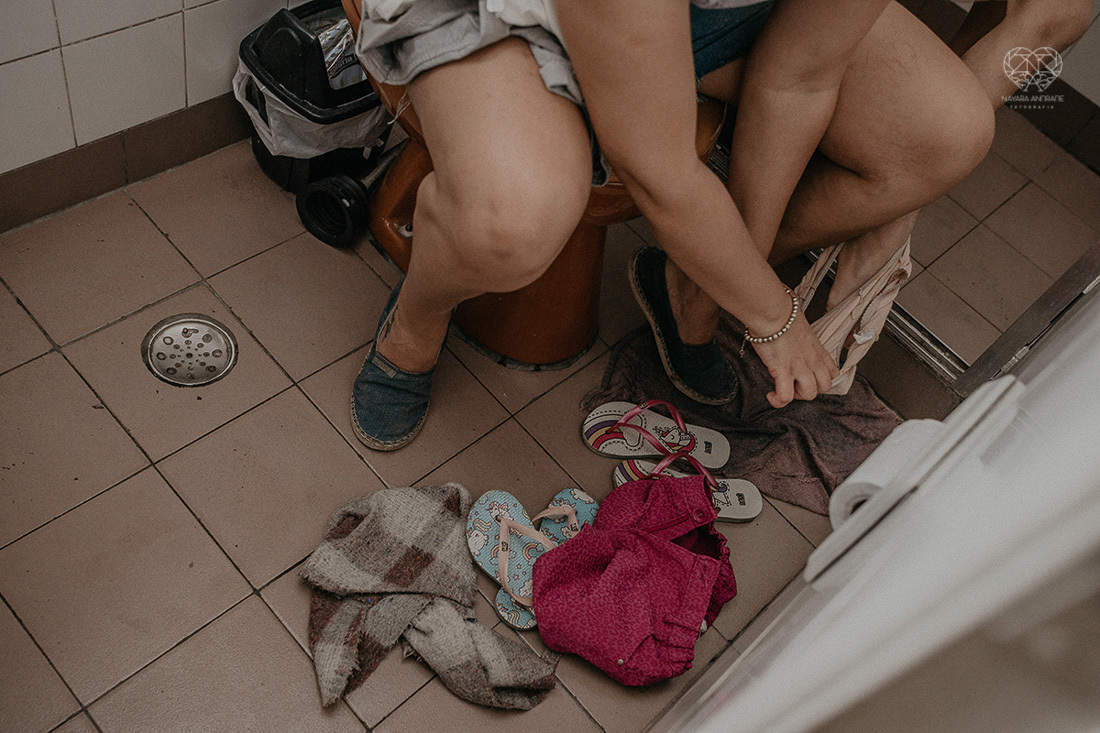 irmãs meninas irmãos brincando no parque