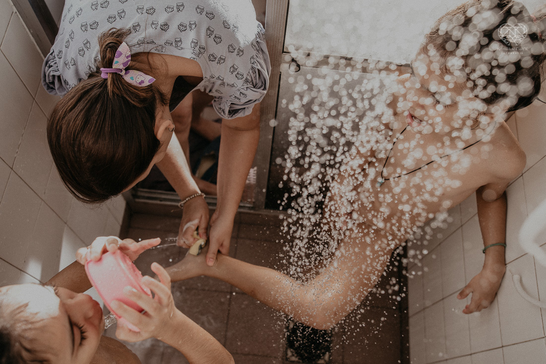 irmãs meninas irmãos brincando no parque