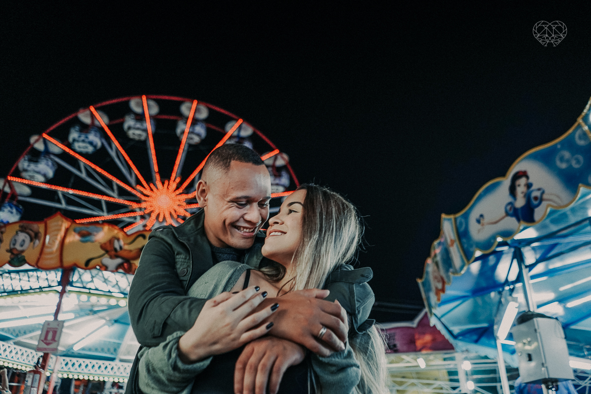 ensiao casal feito na avenida paulista, outback e sao paulo alem de um parque de diversoes. Casal jovem e descontraido em fotos urbanas lifestyle feitas pela fotografa nayara andrade