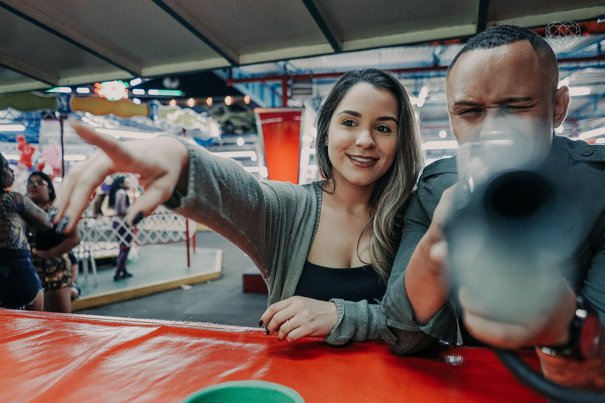 ensiao casal feito na avenida paulista, outback e sao paulo alem de um parque de diversoes. Casal jovem e descontraido em fotos urbanas lifestyle feitas pela fotografa nayara andrade
