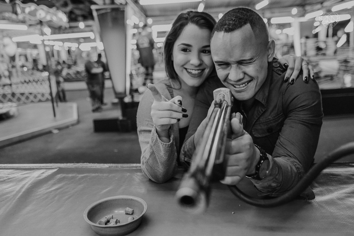 ensiao casal feito na avenida paulista, outback e sao paulo alem de um parque de diversoes. Casal jovem e descontraido em fotos urbanas lifestyle feitas pela fotografa nayara andrade