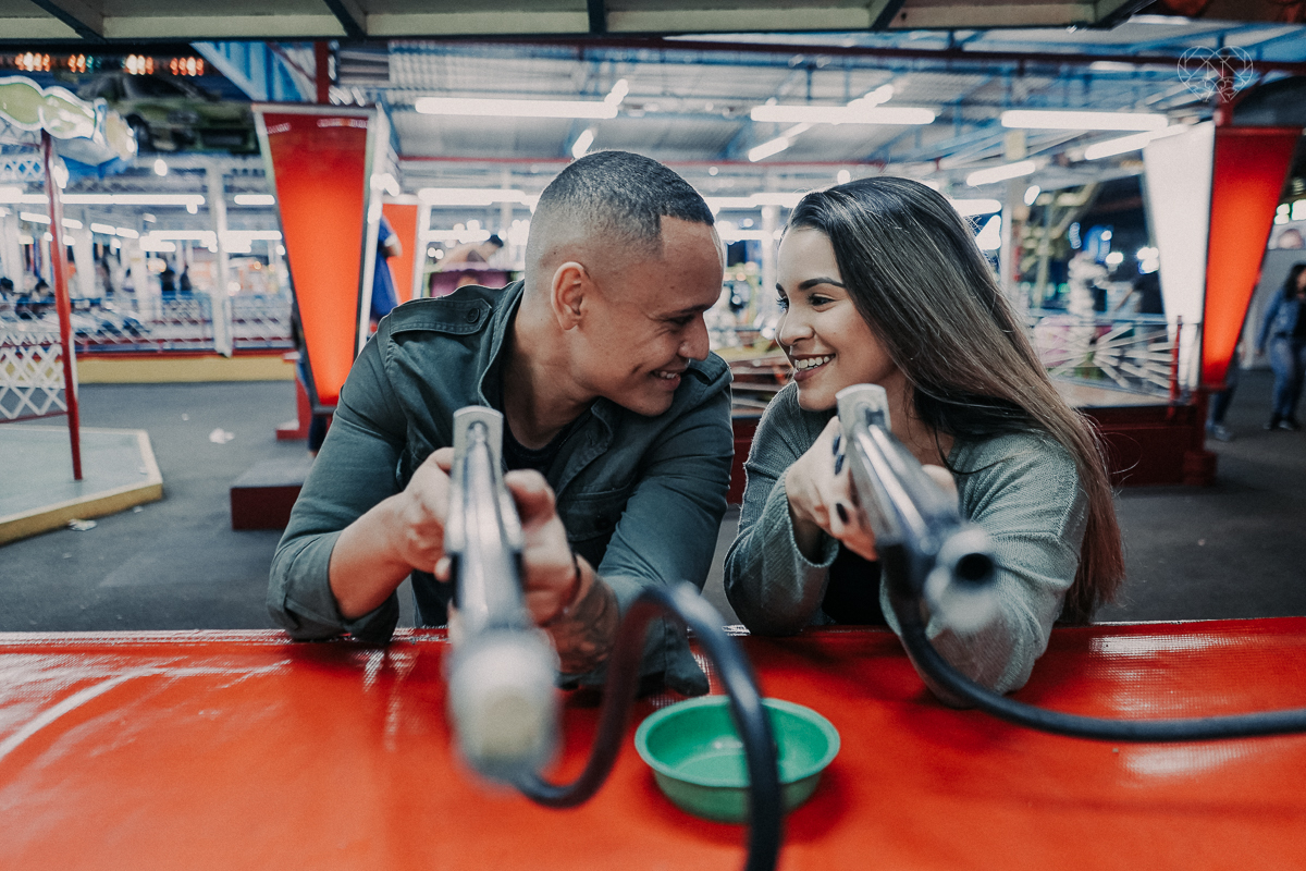 ensiao casal feito na avenida paulista, outback e sao paulo alem de um parque de diversoes. Casal jovem e descontraido em fotos urbanas lifestyle feitas pela fotografa nayara andrade