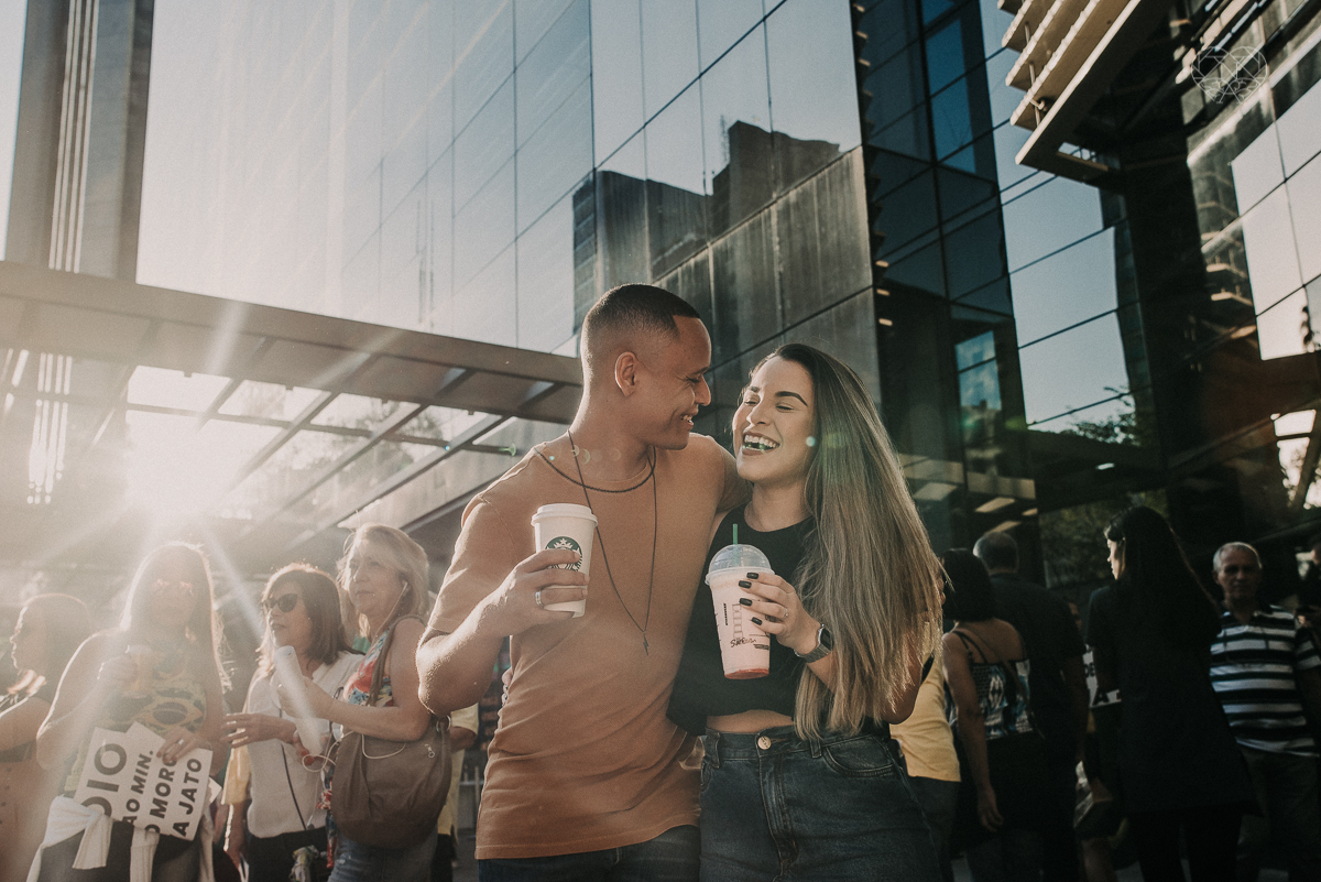 ensiao casal feito na avenida paulista, outback e sao paulo alem de um parque de diversoes. Casal jovem e descontraido em fotos urbanas lifestyle feitas pela fotografa nayara andrade