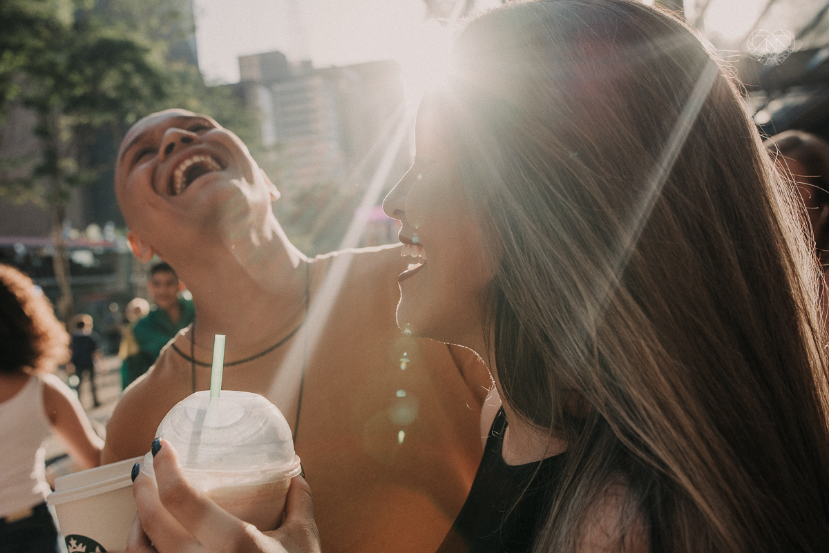 ensiao casal feito na avenida paulista, outback e sao paulo alem de um parque de diversoes. Casal jovem e descontraido em fotos urbanas lifestyle feitas pela fotografa nayara andrade
