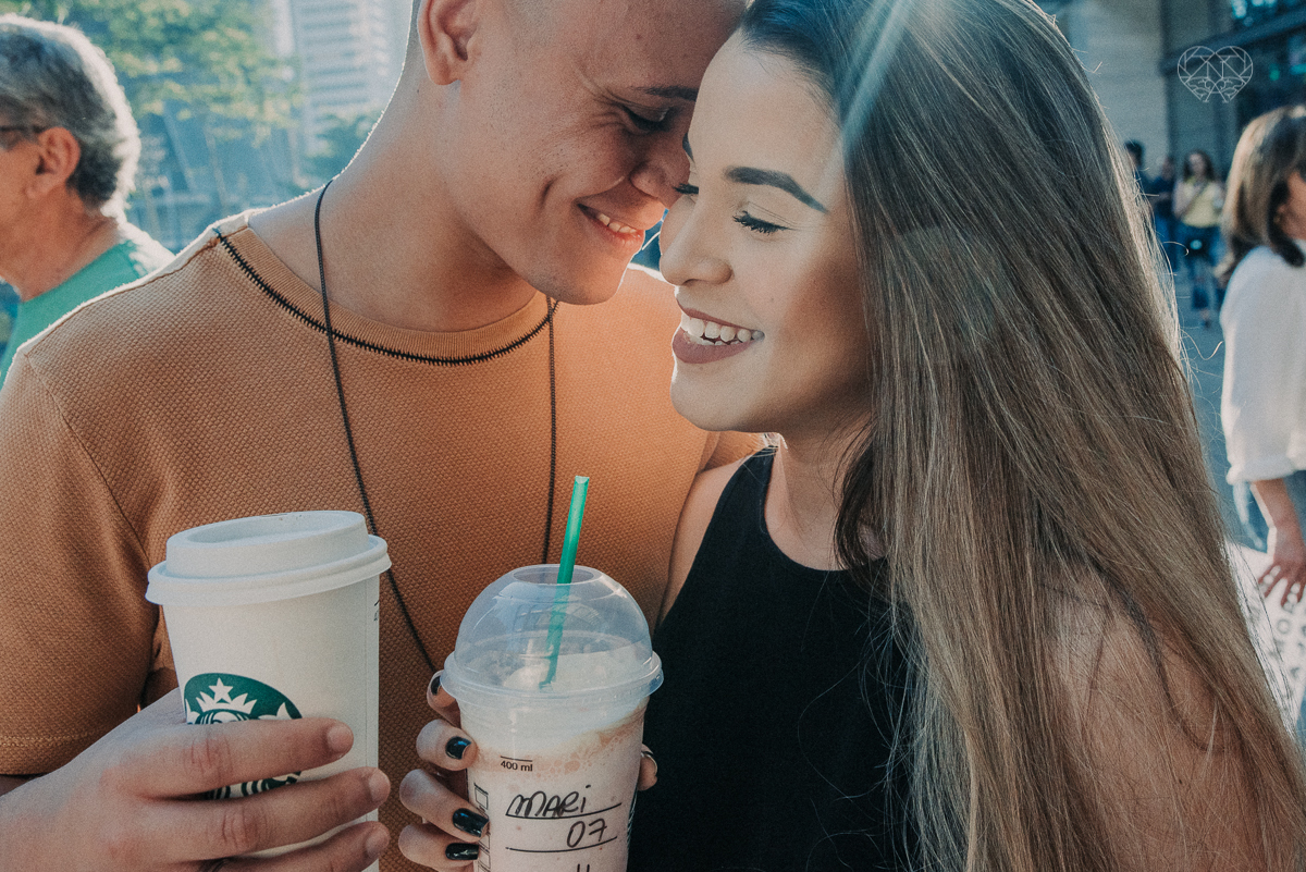 ensiao casal feito na avenida paulista, outback e sao paulo alem de um parque de diversoes. Casal jovem e descontraido em fotos urbanas lifestyle feitas pela fotografa nayara andrade