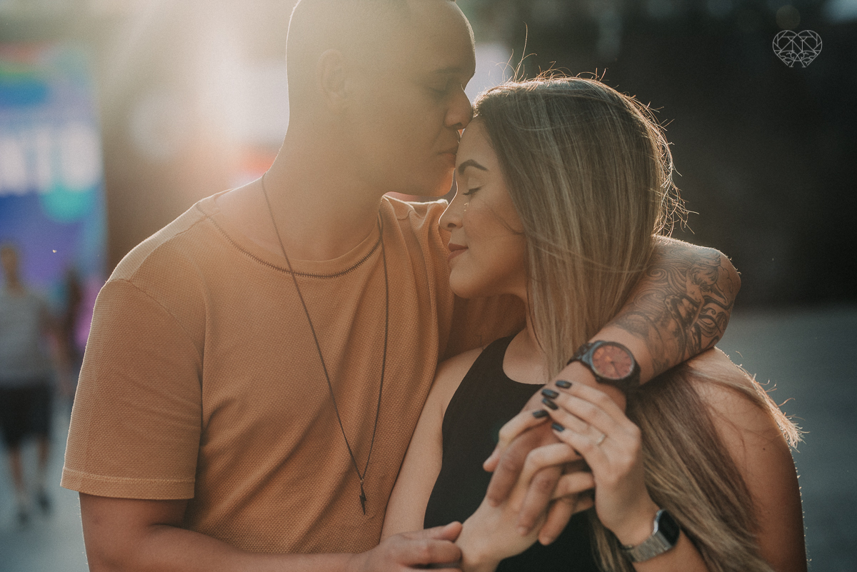 ensiao casal feito na avenida paulista, outback e sao paulo alem de um parque de diversoes. Casal jovem e descontraido em fotos urbanas lifestyle feitas pela fotografa nayara andrade