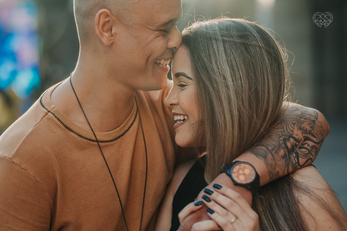 ensiao casal feito na avenida paulista, outback e sao paulo alem de um parque de diversoes. Casal jovem e descontraido em fotos urbanas lifestyle feitas pela fotografa nayara andrade