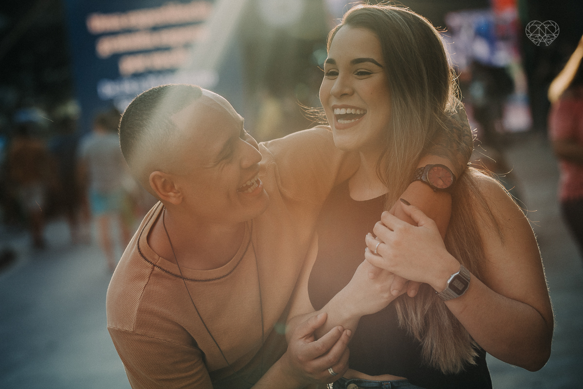 ensiao casal feito na avenida paulista, outback e sao paulo alem de um parque de diversoes. Casal jovem e descontraido em fotos urbanas lifestyle feitas pela fotografa nayara andrade