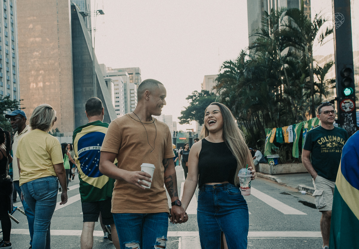 ensiao casal feito na avenida paulista, outback e sao paulo alem de um parque de diversoes. Casal jovem e descontraido em fotos urbanas lifestyle feitas pela fotografa nayara andrade