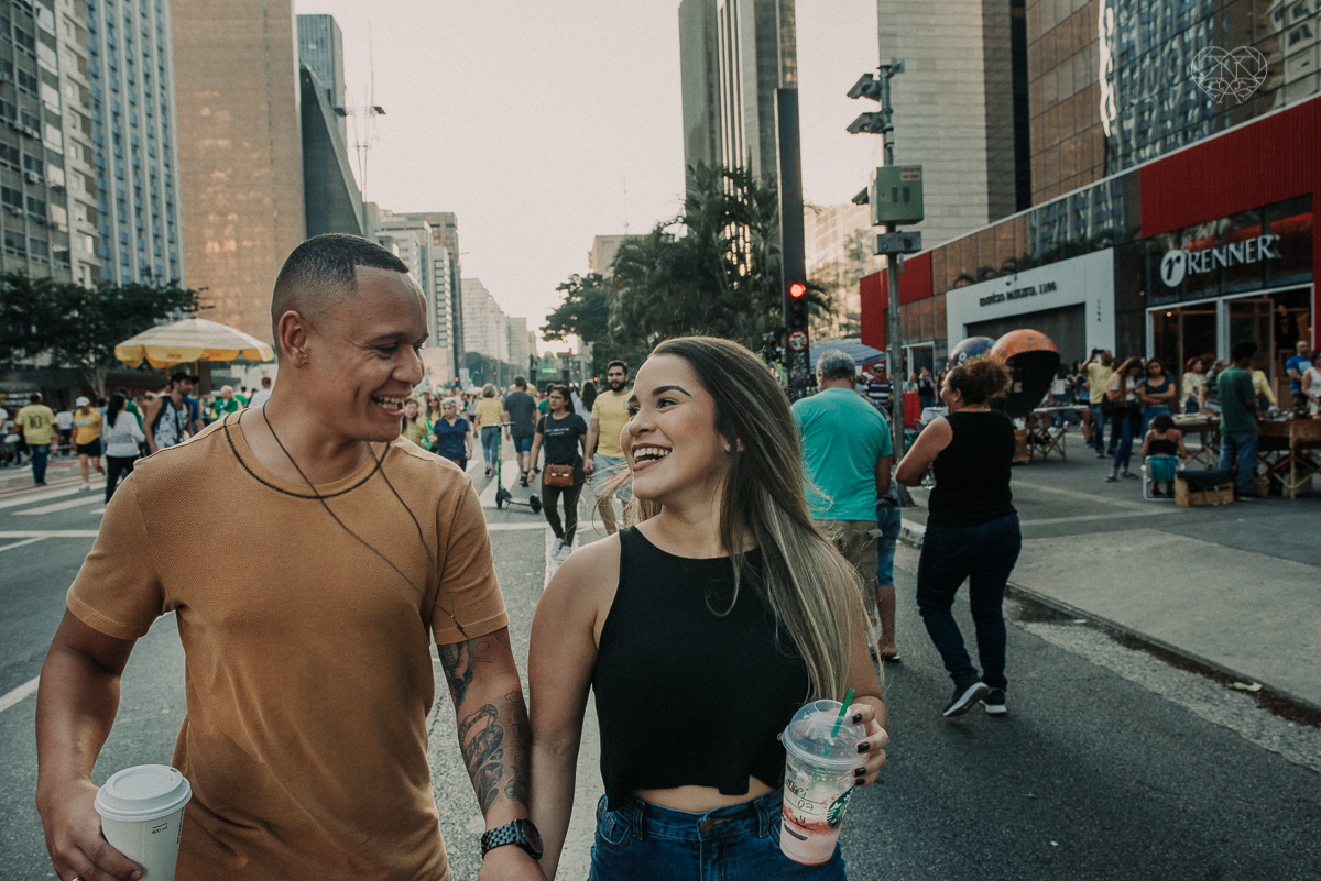 ensiao casal feito na avenida paulista, outback e sao paulo alem de um parque de diversoes. Casal jovem e descontraido em fotos urbanas lifestyle feitas pela fotografa nayara andrade