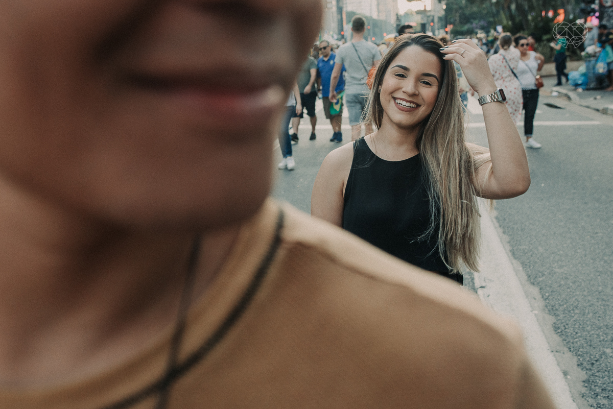 ensiao casal feito na avenida paulista, outback e sao paulo alem de um parque de diversoes. Casal jovem e descontraido em fotos urbanas lifestyle feitas pela fotografa nayara andrade