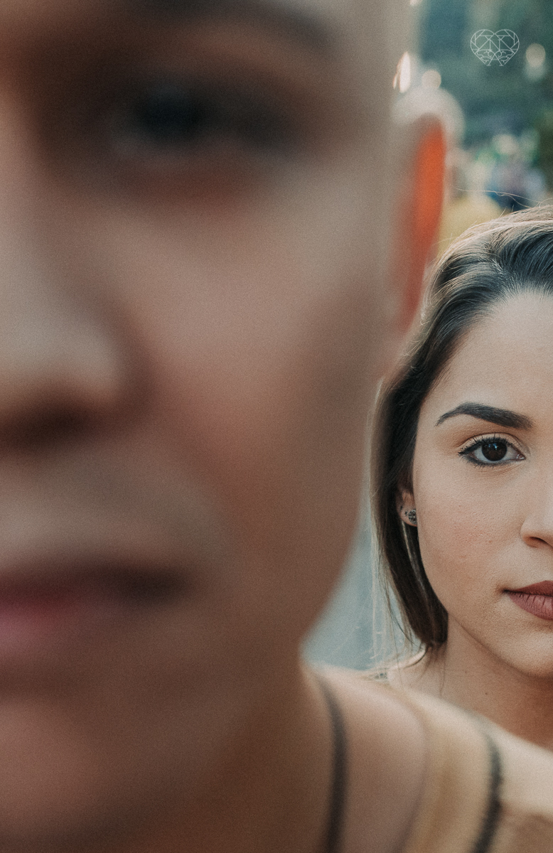 ensiao casal feito na avenida paulista, outback e sao paulo alem de um parque de diversoes. Casal jovem e descontraido em fotos urbanas lifestyle feitas pela fotografa nayara andrade