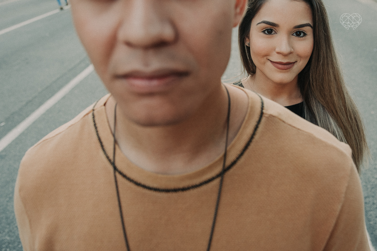 ensiao casal feito na avenida paulista, outback e sao paulo alem de um parque de diversoes. Casal jovem e descontraido em fotos urbanas lifestyle feitas pela fotografa nayara andrade