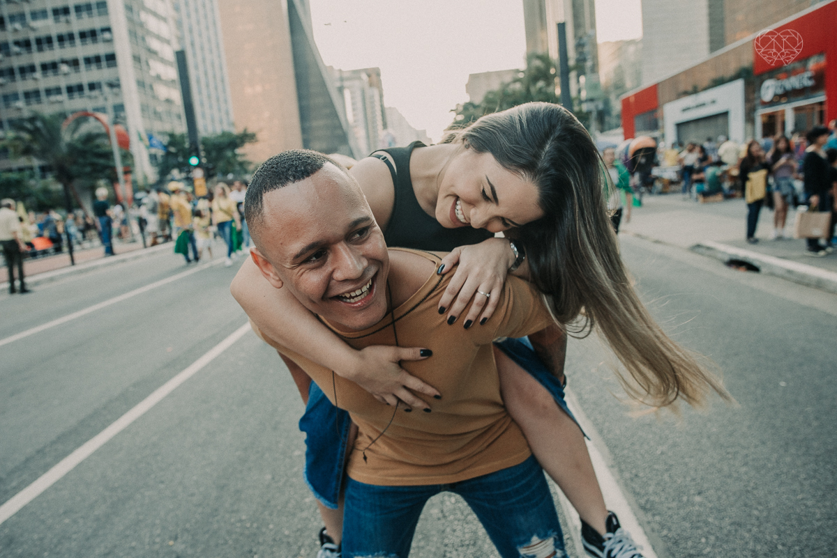 ensiao casal feito na avenida paulista, outback e sao paulo alem de um parque de diversoes. Casal jovem e descontraido em fotos urbanas lifestyle feitas pela fotografa nayara andrade