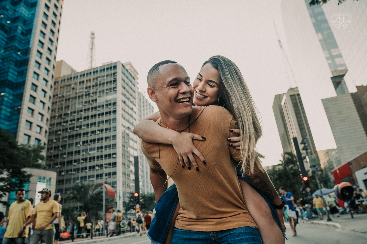 ensiao casal feito na avenida paulista, outback e sao paulo alem de um parque de diversoes. Casal jovem e descontraido em fotos urbanas lifestyle feitas pela fotografa nayara andrade