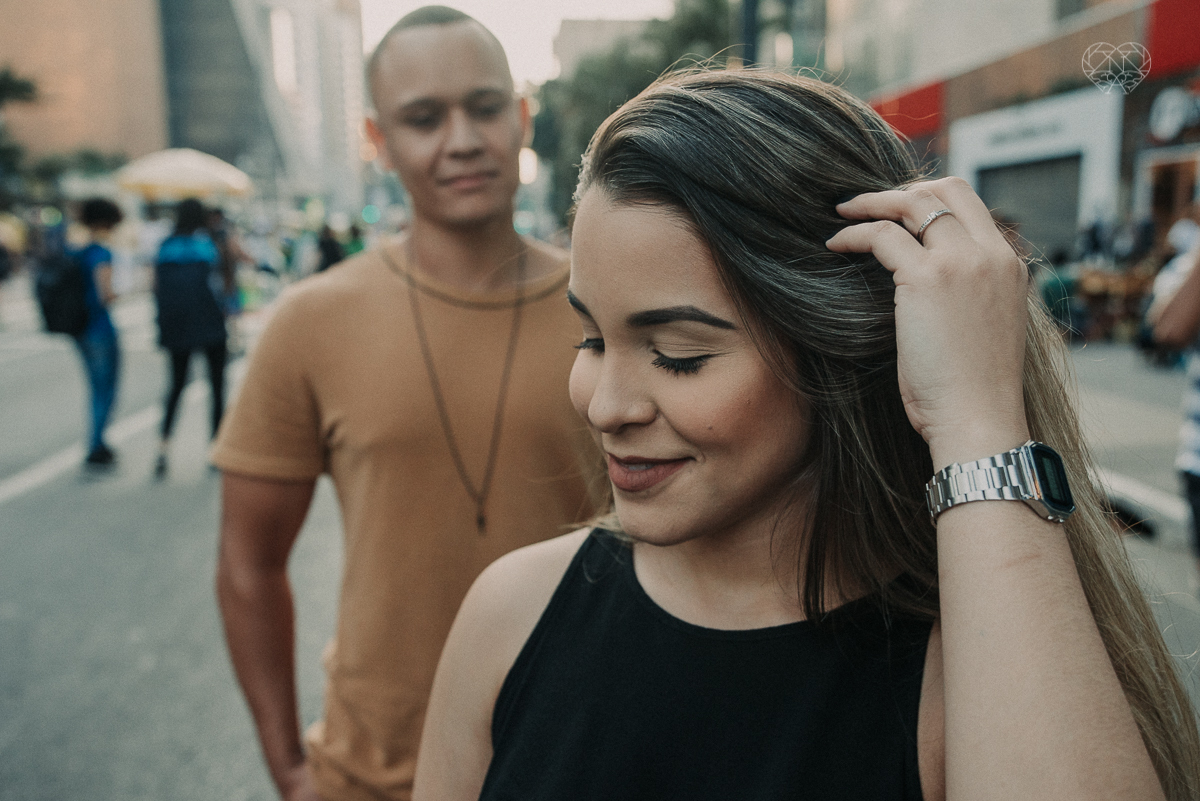 ensiao casal feito na avenida paulista, outback e sao paulo alem de um parque de diversoes. Casal jovem e descontraido em fotos urbanas lifestyle feitas pela fotografa nayara andrade