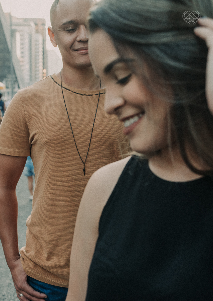 ensiao casal feito na avenida paulista, outback e sao paulo alem de um parque de diversoes. Casal jovem e descontraido em fotos urbanas lifestyle feitas pela fotografa nayara andrade