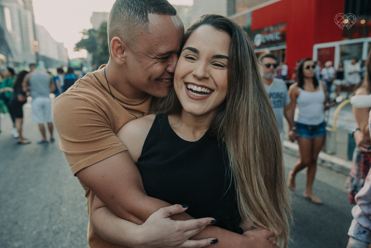 ensiao casal feito na avenida paulista, outback e sao paulo alem de um parque de diversoes. Casal jovem e descontraido em fotos urbanas lifestyle feitas pela fotografa nayara andrade