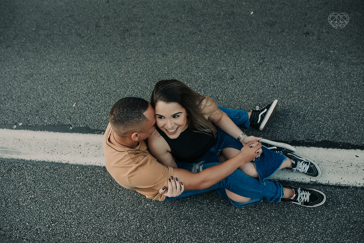ensiao casal feito na avenida paulista, outback e sao paulo alem de um parque de diversoes. Casal jovem e descontraido em fotos urbanas lifestyle feitas pela fotografa nayara andrade