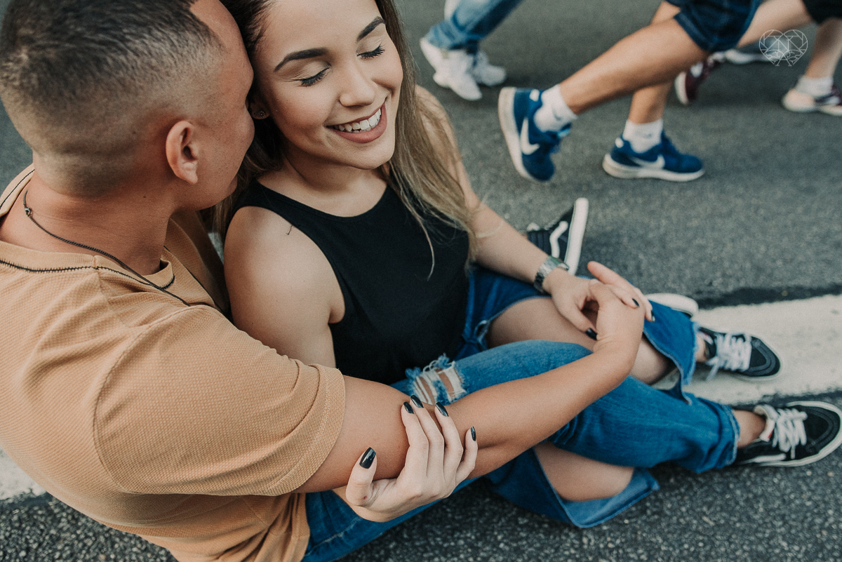 ensiao casal feito na avenida paulista, outback e sao paulo alem de um parque de diversoes. Casal jovem e descontraido em fotos urbanas lifestyle feitas pela fotografa nayara andrade