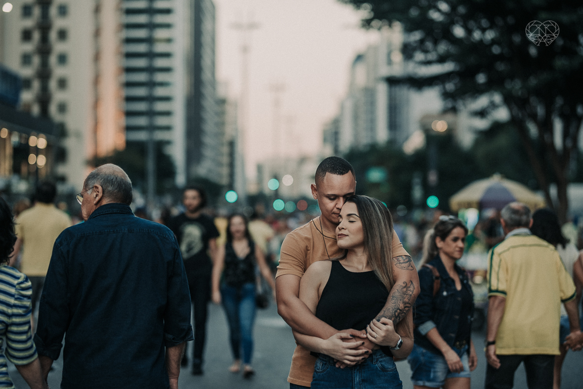 ensiao casal feito na avenida paulista, outback e sao paulo alem de um parque de diversoes. Casal jovem e descontraido em fotos urbanas lifestyle feitas pela fotografa nayara andrade