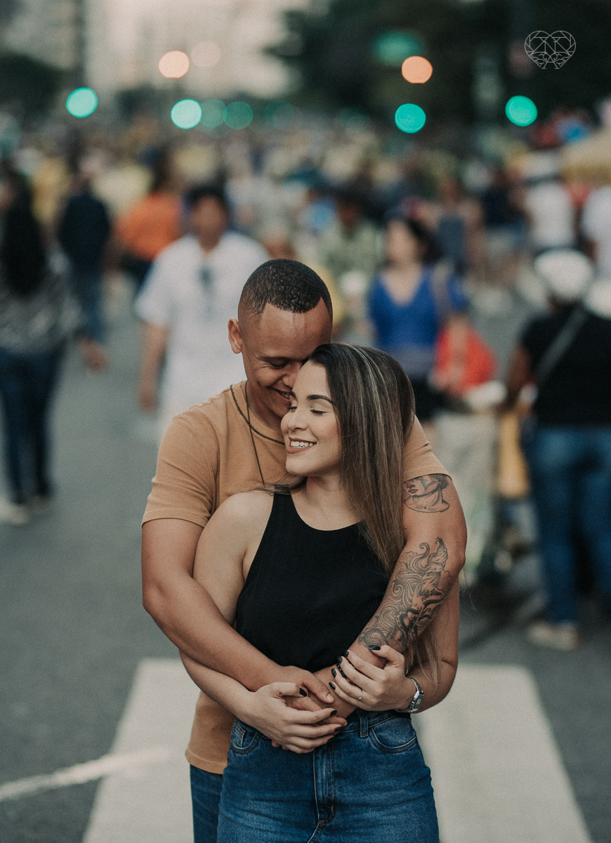 ensiao casal feito na avenida paulista, outback e sao paulo alem de um parque de diversoes. Casal jovem e descontraido em fotos urbanas lifestyle feitas pela fotografa nayara andrade