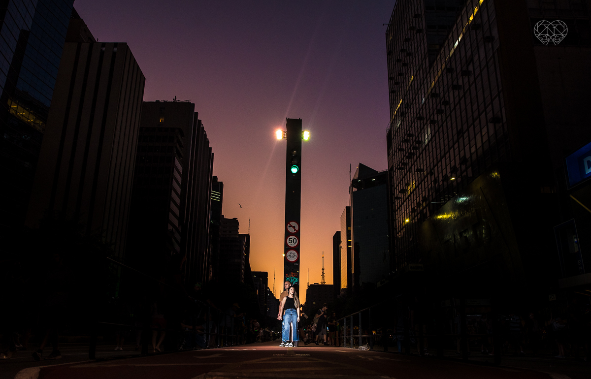 ensiao casal feito na avenida paulista, outback e sao paulo alem de um parque de diversoes. Casal jovem e descontraido em fotos urbanas lifestyle feitas pela fotografa nayara andrade
