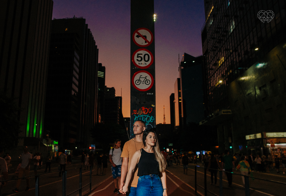 ensiao casal feito na avenida paulista, outback e sao paulo alem de um parque de diversoes. Casal jovem e descontraido em fotos urbanas lifestyle feitas pela fotografa nayara andrade