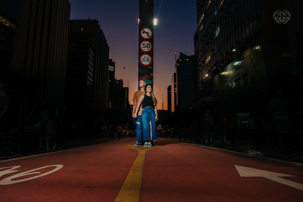 ensiao casal feito na avenida paulista, outback e sao paulo alem de um parque de diversoes. Casal jovem e descontraido em fotos urbanas lifestyle feitas pela fotografa nayara andrade